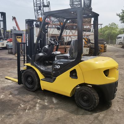 Fonte de alimentação manual 3 toneladas Komatsu FD30 em empilhadeira para operações de armazém suaves
