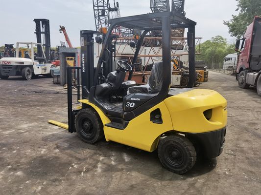 Fonte de alimentação manual 3 toneladas Komatsu FD30 em empilhadeira para operações de armazém suaves
