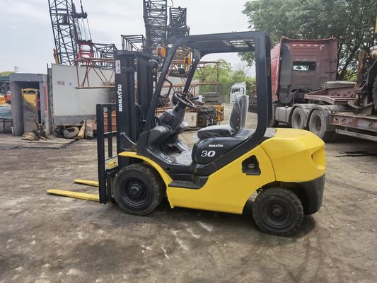 Fonte de alimentação manual 3 toneladas Komatsu FD30 em empilhadeira para operações de armazém suaves