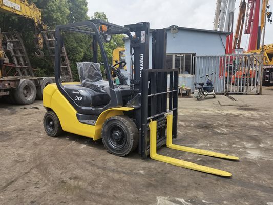 Fonte de alimentação manual 3 toneladas Komatsu FD30 em empilhadeira para operações de armazém suaves