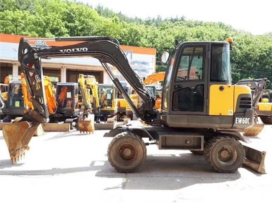 Excavadora de rodas Volvo EW60 de segunda mão em boas condições e com outra capacidade de balde