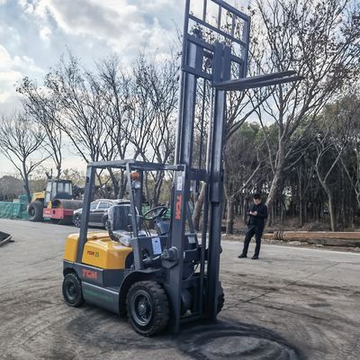 Camião elevador de 2 toneladas TCM com potência a diesel e largura de garfo de rotina