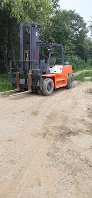 Em bom estado, camião de elevação TCM FD70 usado, peso 7000 kg, fonte de energia do motor diesel