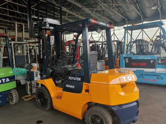 Potente motor a gasolina 2012 Toyota 2.5 Ton Forklift com cilindro e lateral