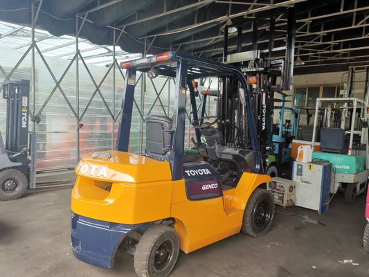 Potente motor a gasolina 2012 Toyota 2.5 Ton Forklift com cilindro e lateral