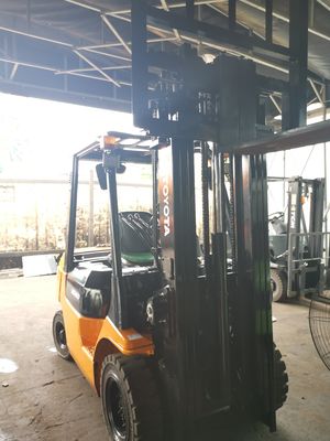 Potente motor a gasolina 2012 Toyota 2.5 Ton Forklift com cilindro e lateral