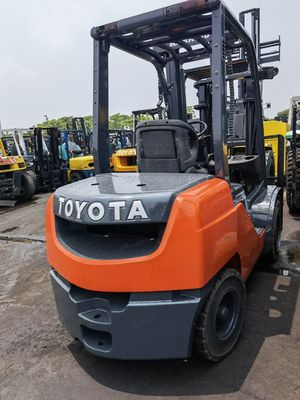 Forquilha Toyota de 3 toneladas com mudança lateral no estaleiro de Shanghai