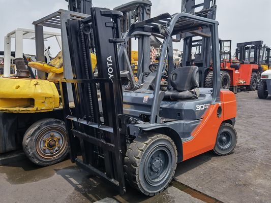 Forquilha Toyota de 3 toneladas com mudança lateral no estaleiro de Shanghai