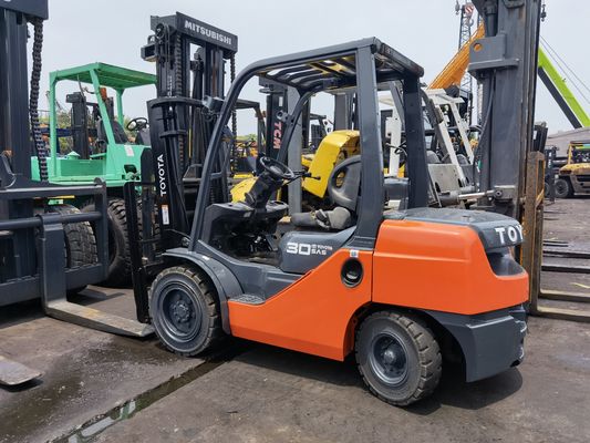 Forquilha Toyota de 3 toneladas com mudança lateral no estaleiro de Shanghai