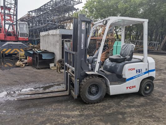 Forquilha diesel TCM usada de 2,5 toneladas FD25 com motor diesel de núcleo em dimensões de rotina