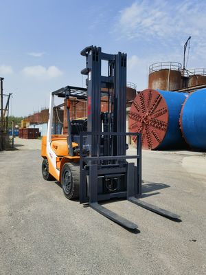 Forquilha TCM FD30T6 de 3 toneladas com tripla bifurcação e mudança lateral usada no pátio de Xangai