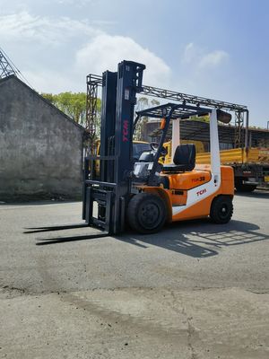 Forquilha TCM FD30T6 de 3 toneladas com tripla bifurcação e mudança lateral usada no pátio de Xangai