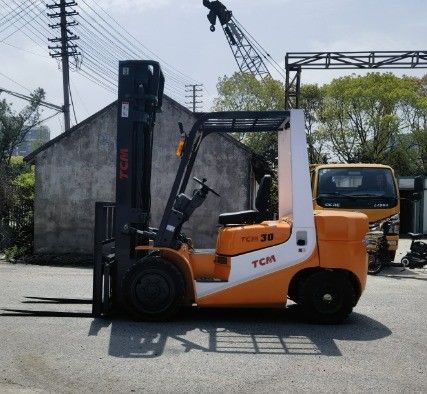 Forquilha TCM FD30T6 de 3 toneladas com tripla bifurcação e mudança lateral usada no pátio de Xangai