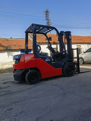 Usado e acessível 3 toneladas Toyota empilhadeira fonte de energia motor diesel