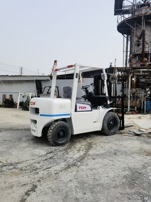 Potente motor a diesel de 5 toneladas TCM de 3 estágios 4,5m FD100 DF50 FD70 em uso em Japão