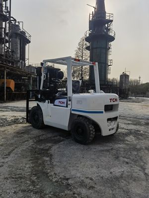 Potente motor a diesel de 5 toneladas TCM de 3 estágios 4,5m FD100 DF50 FD70 em uso em Japão
