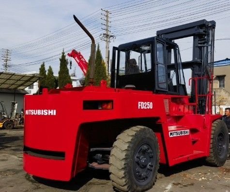 Experimente um desempenho superior com uma empilhadeira diesel Mitsubishi FD250 de 25 toneladas