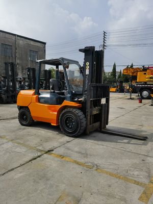 Loja de vestuário deve ter uma empilhadeira Toyota usada de 5 toneladas com peças feitas no Japão e motor diesel