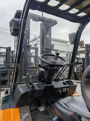 Loja de vestuário deve ter uma empilhadeira Toyota usada de 5 toneladas com peças feitas no Japão e motor diesel