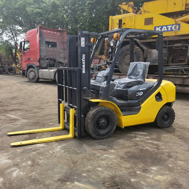 Fonte de alimentação manual 3 toneladas Komatsu FD30 em empilhadeira para operações de armazém suaves