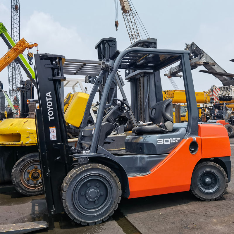 Forquilha Toyota de 3 toneladas com mudança lateral no estaleiro de Shanghai