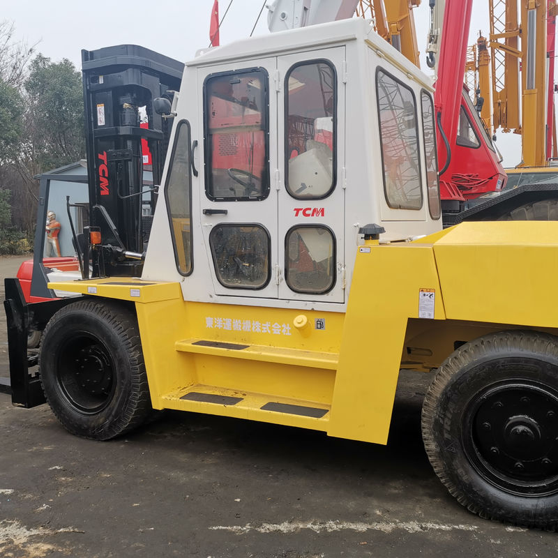 TCM FD100 em empilhadeira a diesel utilizada no canteiro de obras com comprimento de garfo de rotina garantido
